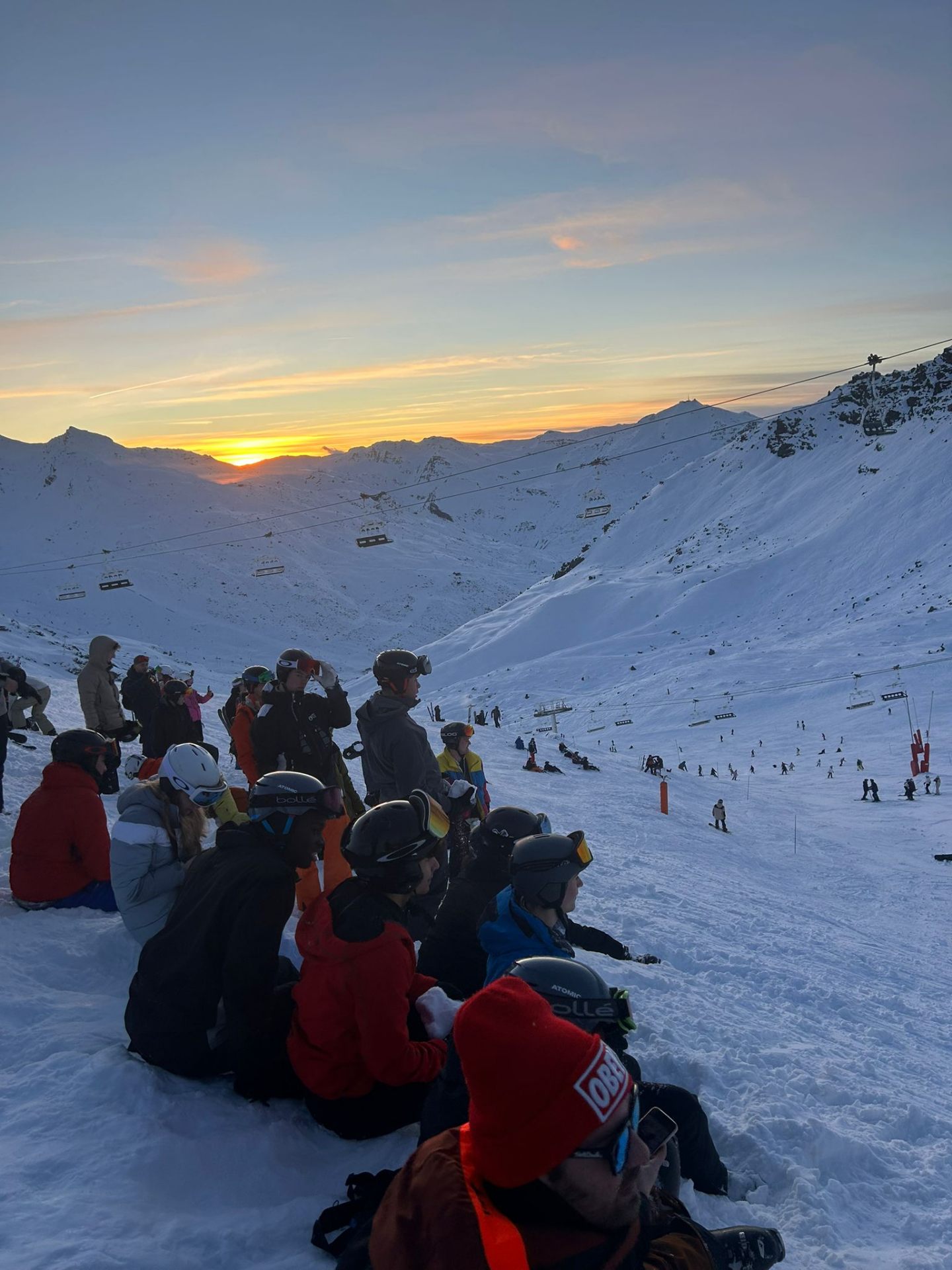 Grupo del club contemplando la puesta de sol en la nieve