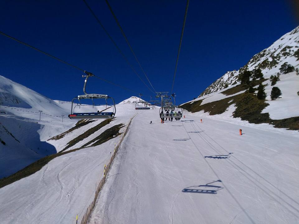 Momento del club en la montaña nevada