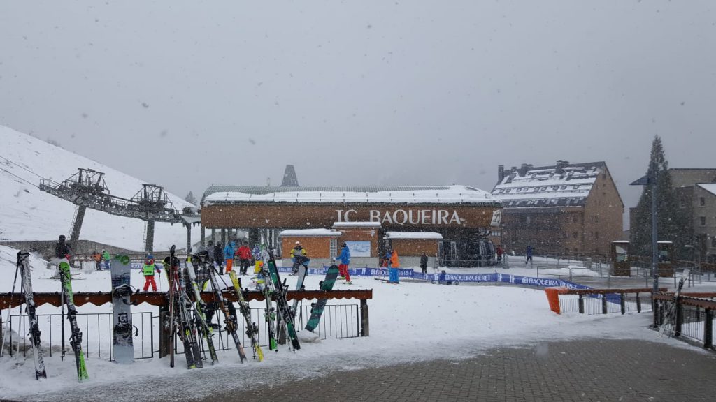 Esquiador del club bajando una pista nevada